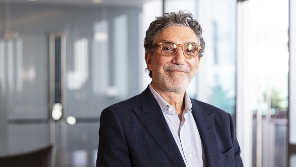 Chuck Lorre Donates $30M to Cedars-Sinai Medical Center for New School – The Hollywood Reporter