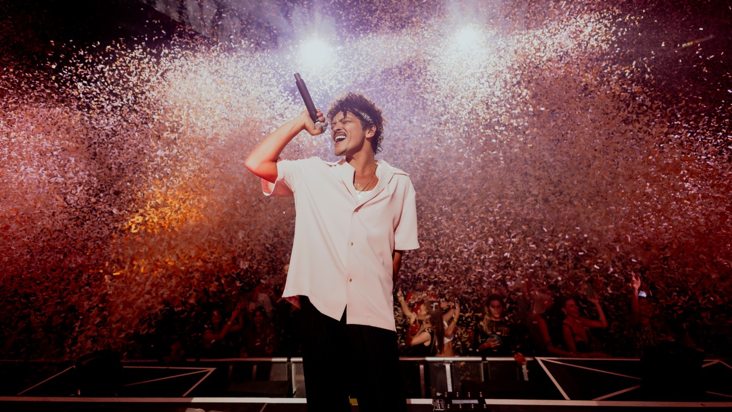 Lady Gaga, Bruno Mars in “Die With a Smile” Duet at Intuit Dome Opening