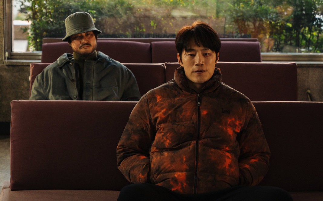 Lee Il-Hyung’s Korean-Set Thriller Series Debuts April 4 On Netflix