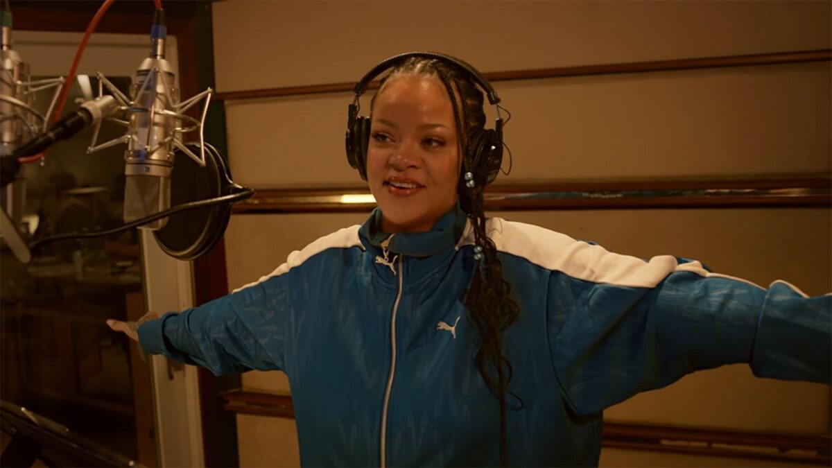 Rihanna Becomes Smurfette In New Behind-The-Scenes Clip From Smurfs Home Release