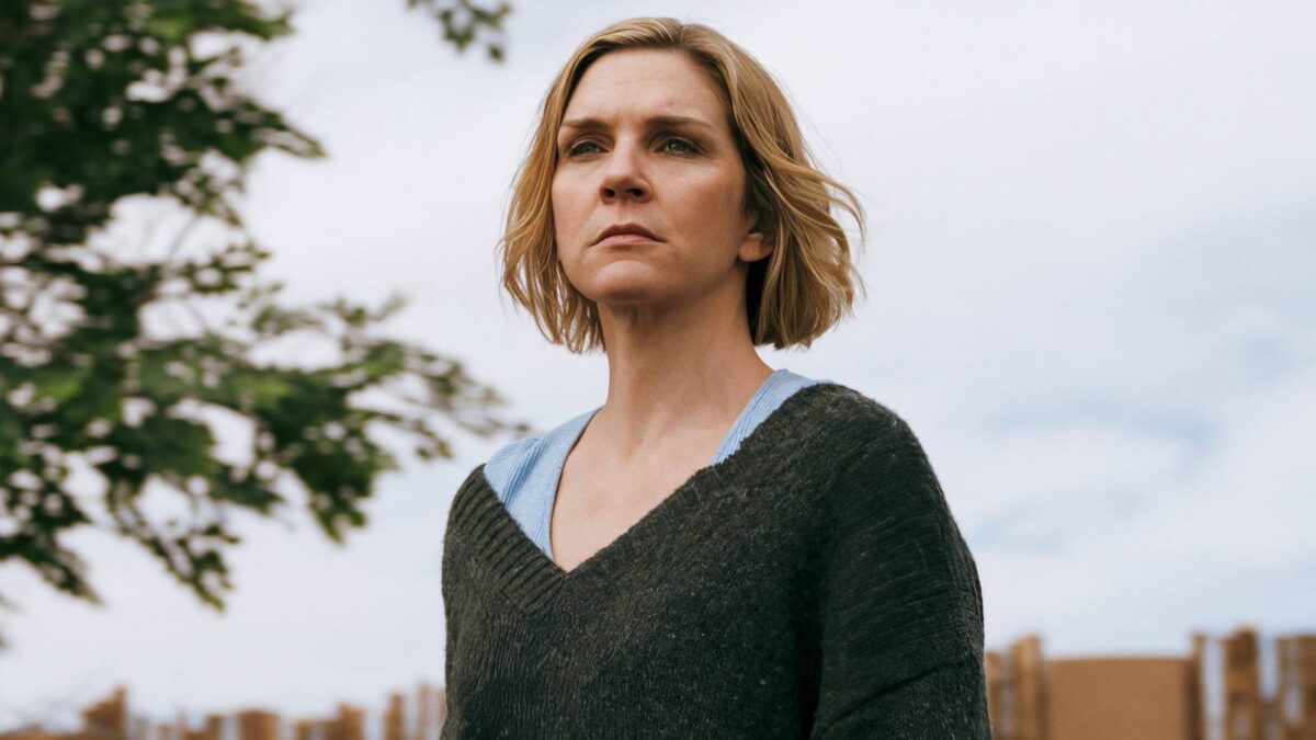 ‘Pluribus’ Star Rhea Seehorn Reflects on Filming the Premiere’s Terrifying Night Sequence With “Over 300 People”